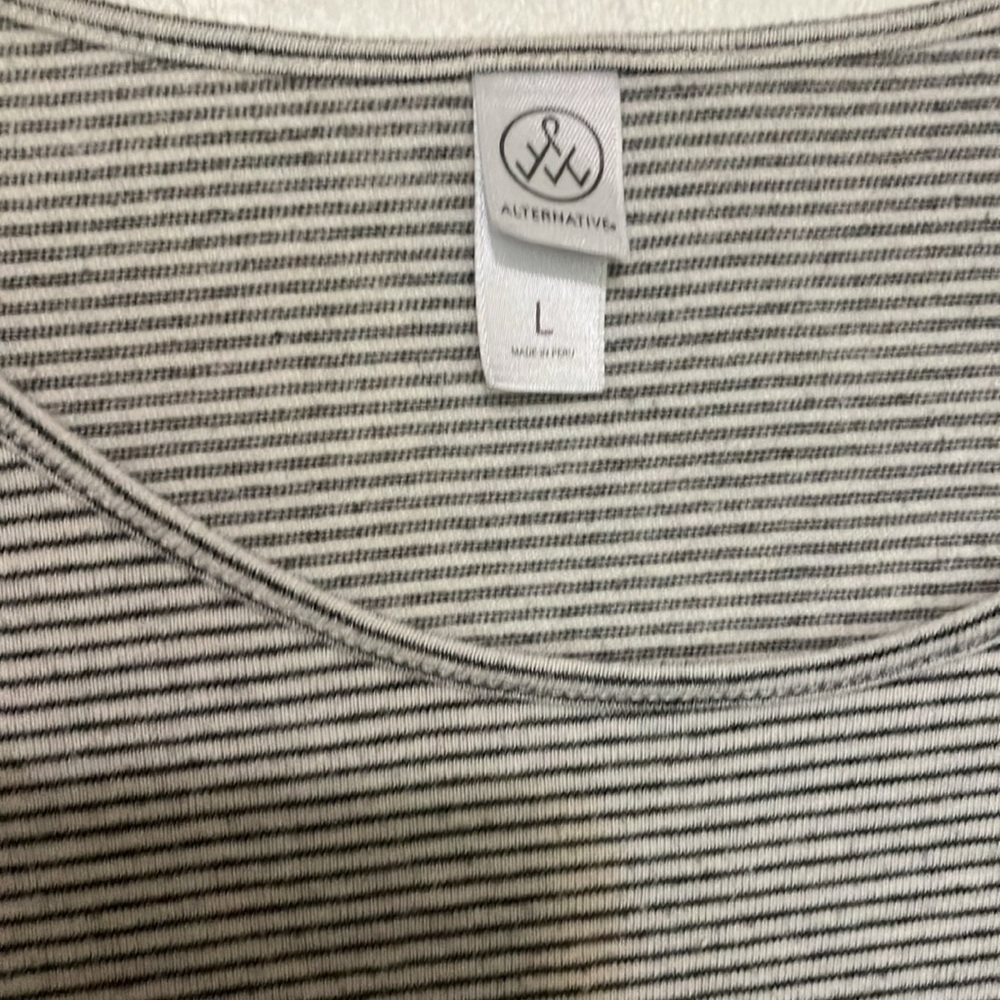 🌈 Alternative super soft, rounded hem women’s size large